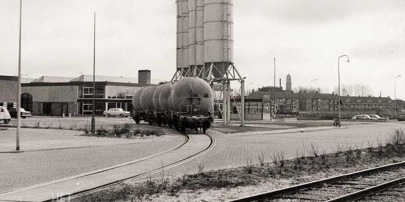 2d. Zwolle 1966, aanvoer van cement voor Kamphuis Bouwmaterialen