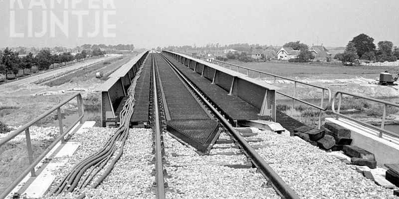 2d. Zwolle 25 juli 1964, de spoorbrug en de inmiddels in gebruik genomen spoorlijn  op de dijk (foto R. Ankersmit)