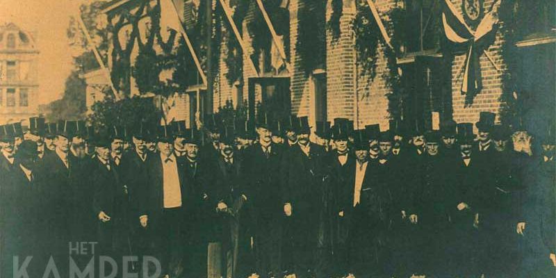 2e. Kampen, 30 september 1913, alle genodigden na de openingsrit op het perron van het versierde station Kampen Zuid