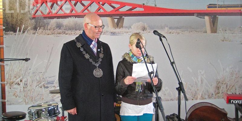 2e. Kampen 6 december 2012, Burgemeester Koelewijn luistert naar Aniek Breet