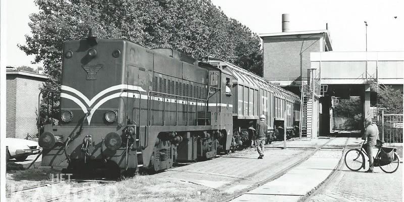 2e. Zwolle 20 mei 1981, NS 2201 met VAM-wagens bij het vuilstortstation (coll. Jan Dul)