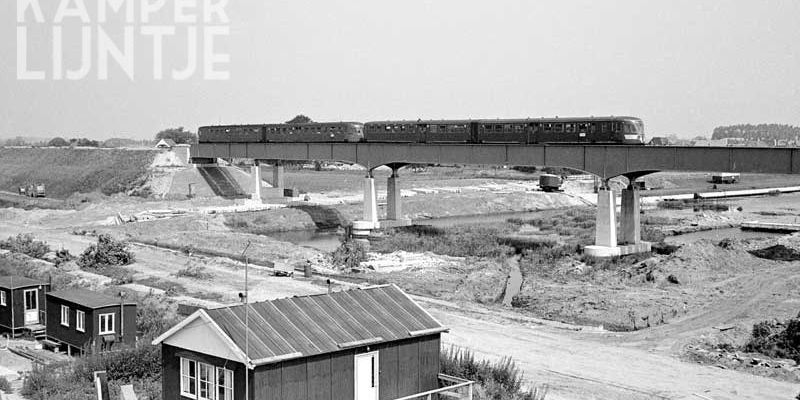 2f. Zwolle 25 juli 1964, DE-2 78 + 63 op pas in gebruik genomen spoorbrug, het graafwerk is begonnen (Foto R. Ankersmit)