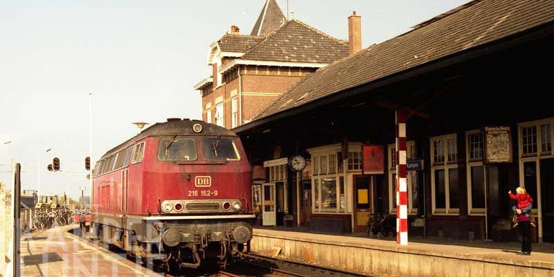 2f. 4 oktober 1982, DB 216 152 heeft goederenwagons naar Kampen vervoerd (foto Rein van Putten)