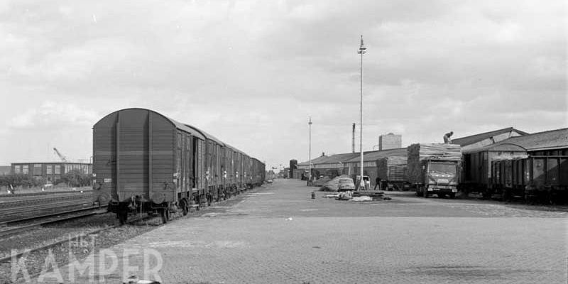 2. Kampen 26 september 1975, lossen riet en goederenwagons emplacement Kampen (foto J.G.C. van de Meene)