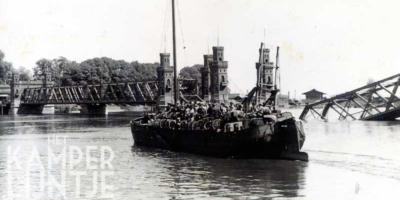 2b. Kampen mei 1940, voetgangers en fietsers op weg naar de overkant c.q. station