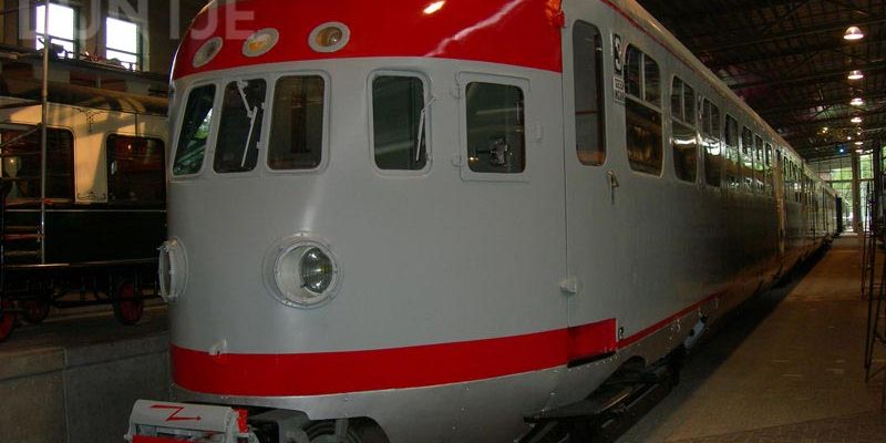 2. DE-3 27 als museumtreinstel in het Spoorwegmuseum