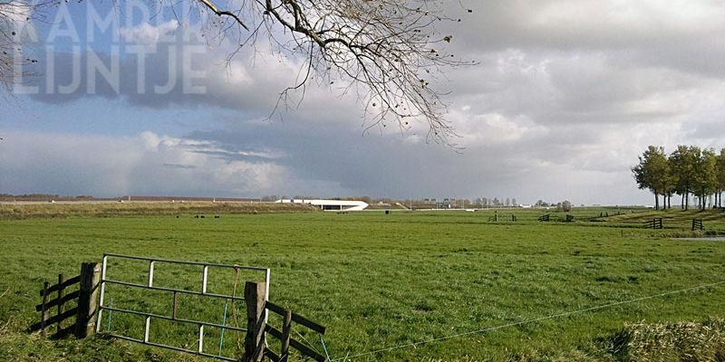 2. Zicht over de landerijen en het treinviaduct over de N50 vanaf de Zwartendijk