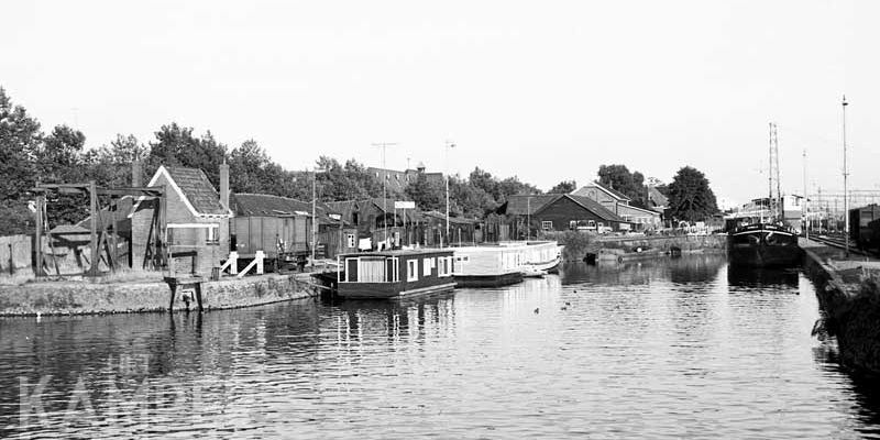 2. Zwolle 1 september 1962: achter de brugwachterswoning lag tot aan de demping van de Willemsvaart de Spoorweghaven (foto J.G.C. van de Meene)