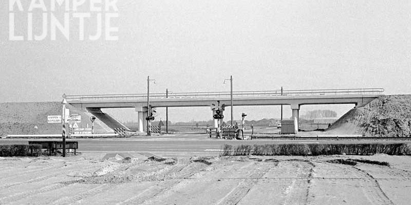 2. Zwolle 8 maart 1964, het nieuwe viaduct in de spoordijk over de provinciale weg naar Hasselt (foto R. Ankersmit)