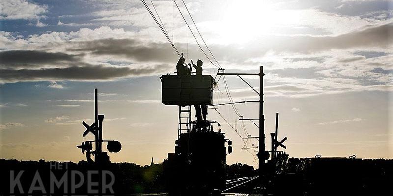 36p. Zwolle 28 juli 2017,  ’s avonds wordt aan de bovenleiding gewerkt (foto ProRail)