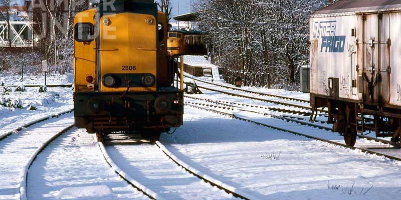 3a. Kampen 22 december 1986, NS 2506 met op de achtergrond een onbekende DE-3 (foto L.J. Beumer)