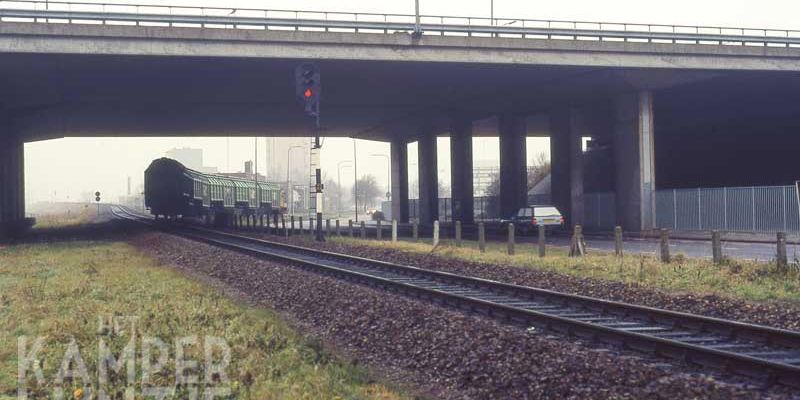 3a. Zwolle 21 december 1987, NS 619 met VAM-trein gaat het goederenspoor op (foto L.J. Beumer)
