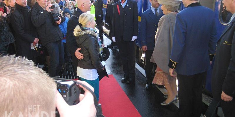 3b. Kampen 6 december 2012, Koningin Beatrix stapt uit