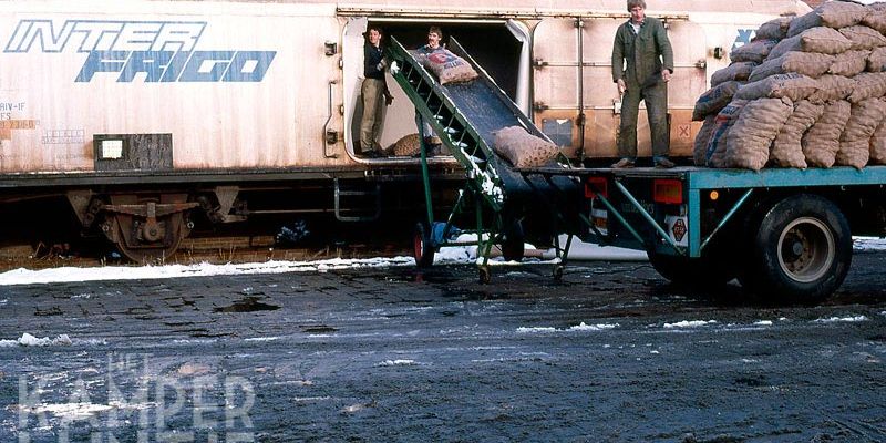 3b. Laden van aardappelen, Kampen 22 december 1986 (foto L.J. Beumer)