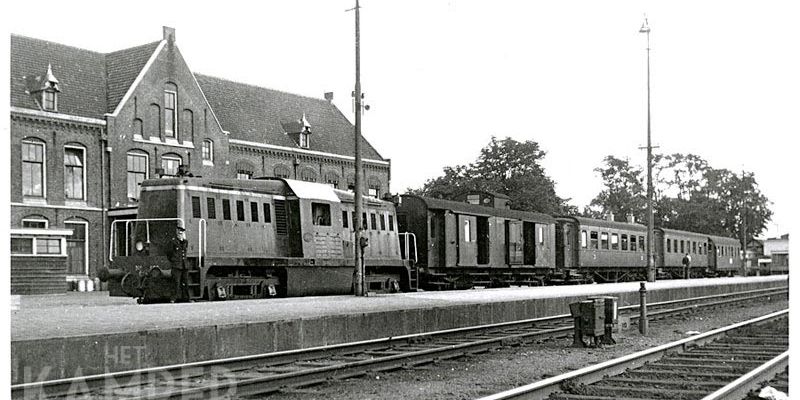 3a. Station Zwolle 1925 3b. Locomotief uit de serie 900 met bagagewagen en passagierswagons, Zwolle 29 augustus 1948