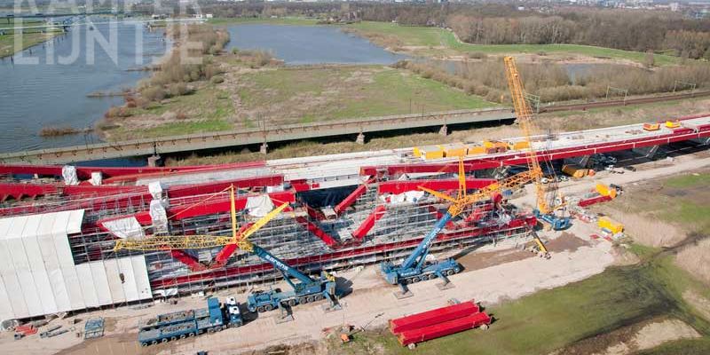 3b. Zwolle 4 april 2010, het middendeel van de spoorbrug wordt op de wal gebouwd