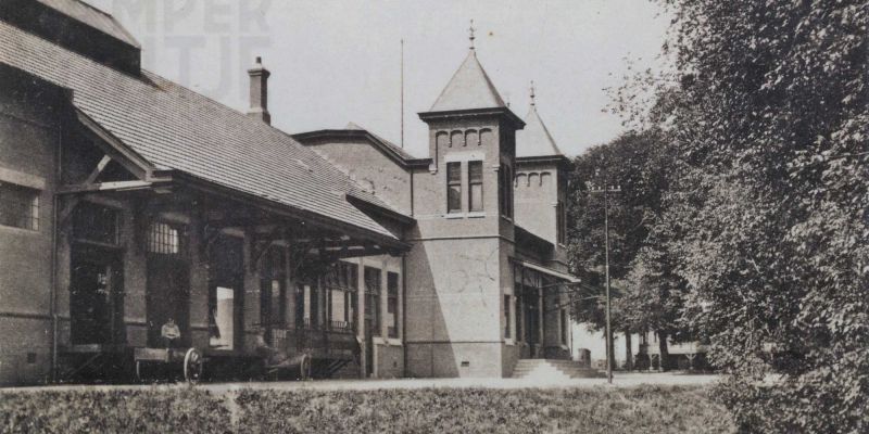 3c. Kampen ca. 1930, voorgevel met goederenloods, op de voorgrond de wal van het Kikkergat (coll. Kasper Haar)