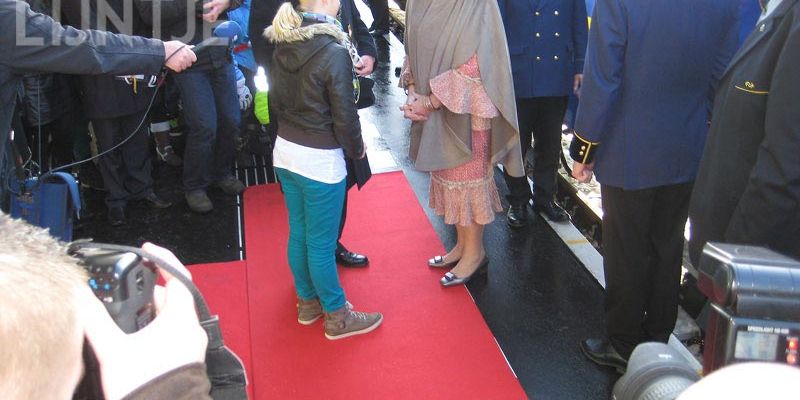 3c. Kampen 6 december 2012, Koningin Beatrix luistert naar Aniek Breet