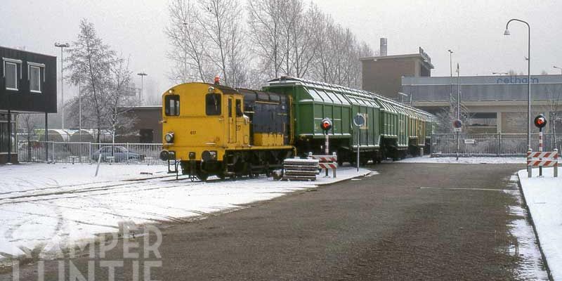 3d. Zwollle 30 december 1985, NS 617 met VAM-trein bij het huisvuilstortstation van Retham (foto L.J. Beumer)