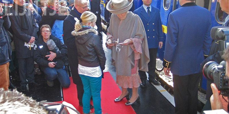 3e. Kampen 6 december 2012, Koningin Beatrix bekijkt de speciale Eerste Dagpostzegels