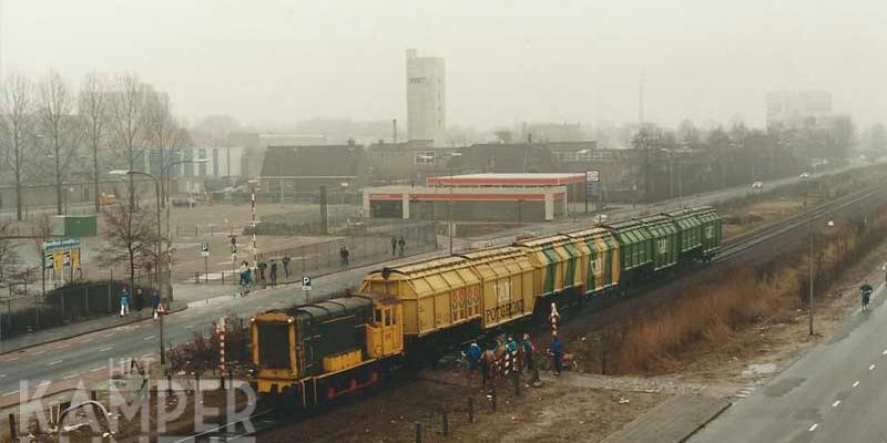 3j. Zwolle 17 maart 1987, loc uit NS-600 serie met VAM-wagens  ter hoogte overweg Grote Voort (foto Jan Dul)
