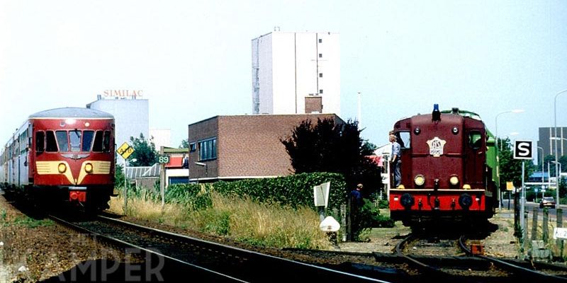 4a. Onbekende DE-2 en DE-loc 2505 met VAM-trein bij wissel naar Katwolde, 11 juli 1983 (foto. Rob G. van der Pijl)
