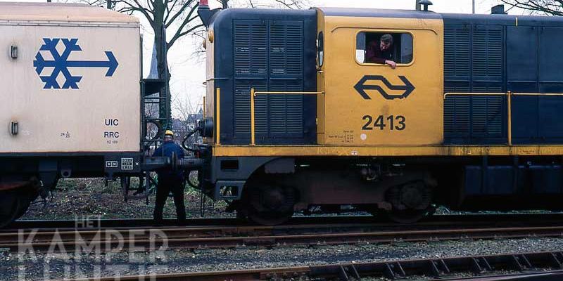 4a. Kampen 29 december 1987, NS 2413 wordt gekoppeld (foto L.J. Beumer)