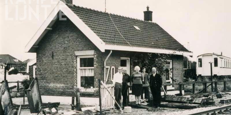 4b. Zwolle Veerallee oktober 1967, brugwachterswoning met brugwachter Van Zanten, vrouw, zoon en collega’s, links restanten van de gesloopte spoorbrug