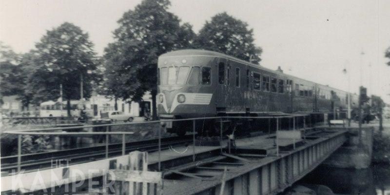 4. Een onbekende DE-2 rijdt de spoorbrug in Zwolle op Zwolle 1960