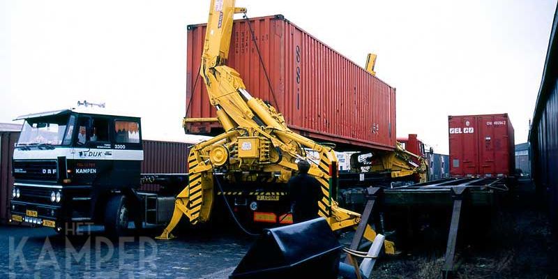 5a. Kampen 28 december 1988, het lossen van containers door overslagbedrijf J. Edink(foto L.J. Beumer)
