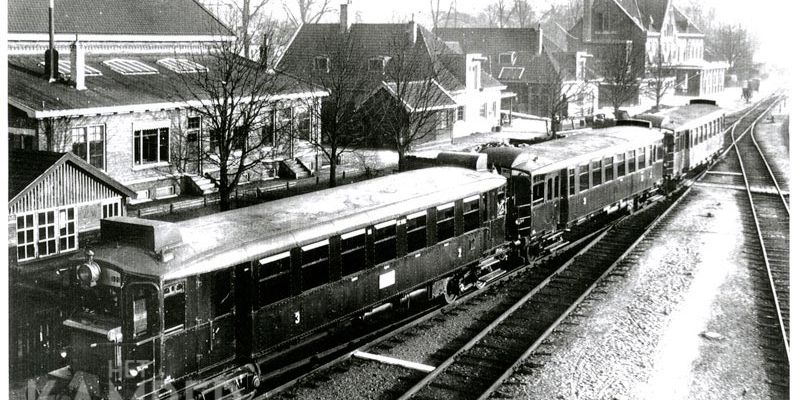 5b. Drie gekoppelde benzinenmotorrijtuigen in Zwolle, circa 1938