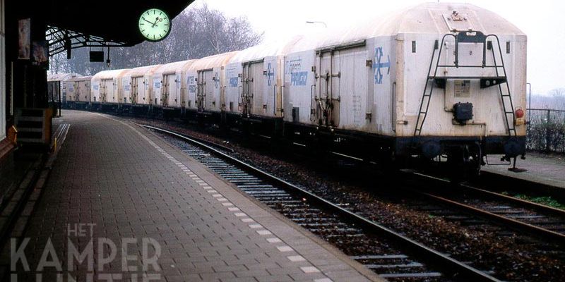 5c. Koelwagens bij station Kampen, 28 december 1989 (foto L.J. Beumer)