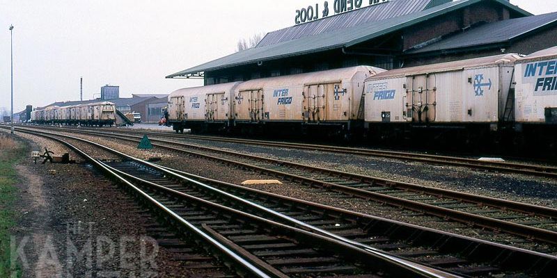 5d. Kampen 29 december 1987, koelwagens bij de voormalige (Van Gend & Loos) goederenloods (foto L.J. Beumer)