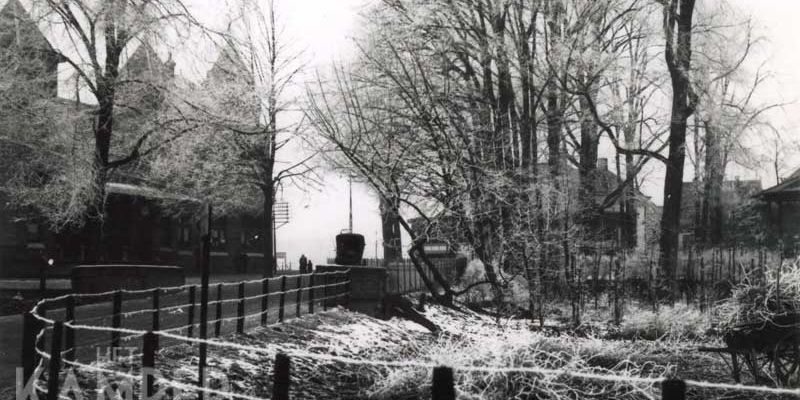 5d. Station Kampen ca. 1930, in het midden de stenen brug over de afwatering van de tuin van de Buitsociëteit naar het Kikkergat