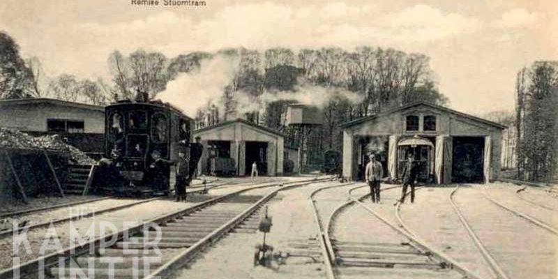 5. Elburg ca. 1930, tramremise met rechts de locomotiefloods in het midden de rijtuigenloods en links het dienstgebouw