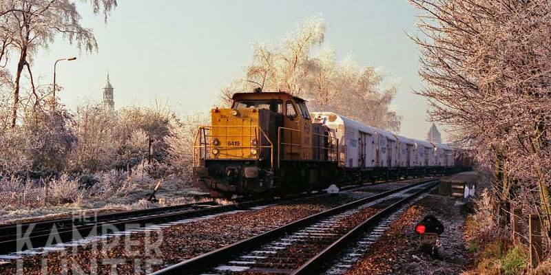 5f. Kampen 30 november 1989, NS 6419 met trein 55636 wacht op vertrek naar Zwolle (foto Rein van Putten)