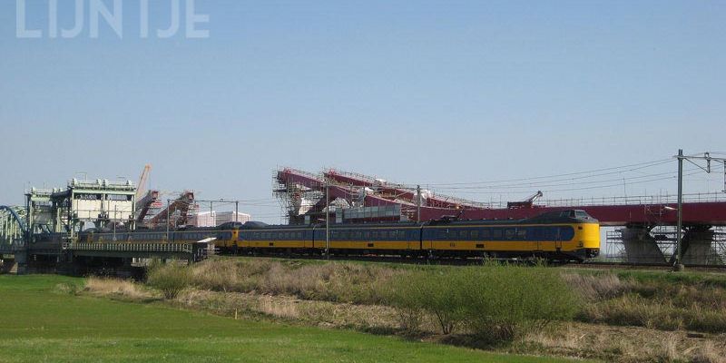 5. Oude spoorbrug met Koploper