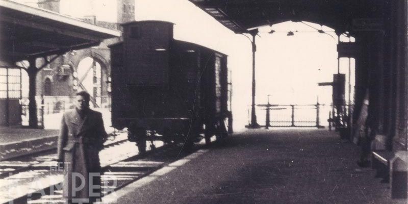 5. Op het perron station Kampen omstreeks jaren 30