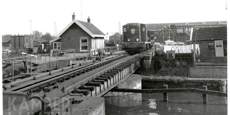5. Zwolle 11 april 1963, NS 2428 op de spoorbrug over de Willemsvaart (foto Jacob H.S.M. Veen)