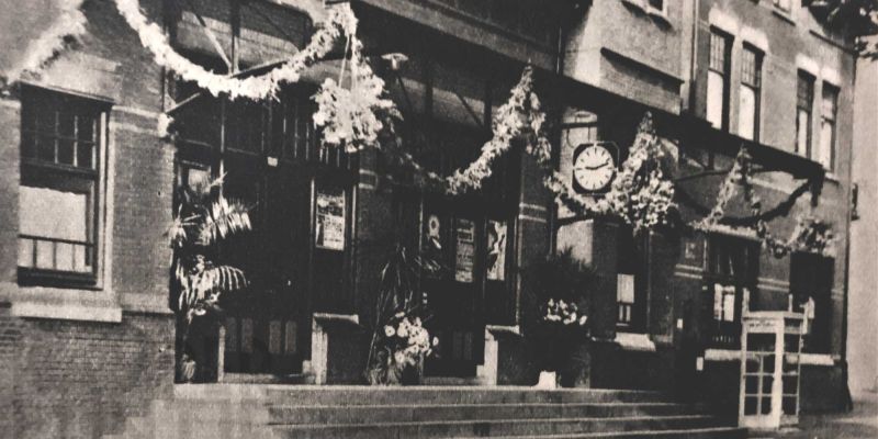 Kampen  29 september 1939, het versierde station bij het 100-jarig bestaan spoorwegen in Nederland (coll. K. Haar)