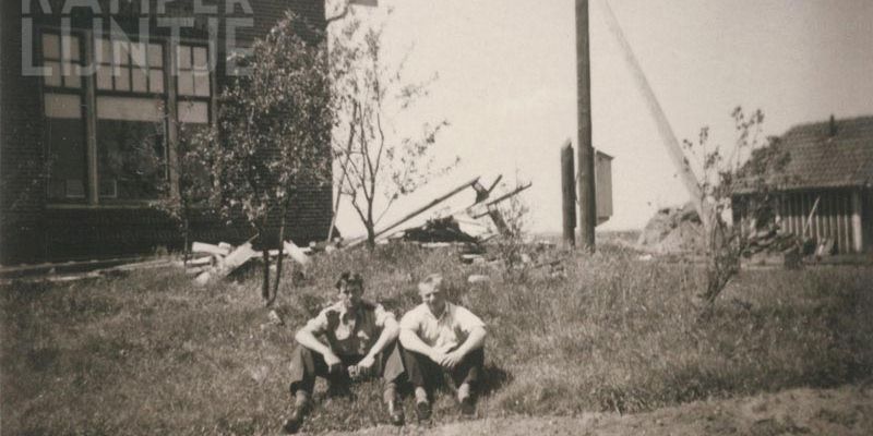 6a. Zoons familie Van de Vegte bij voormalige Halte Mastenbroek, rechts dienstgebouw