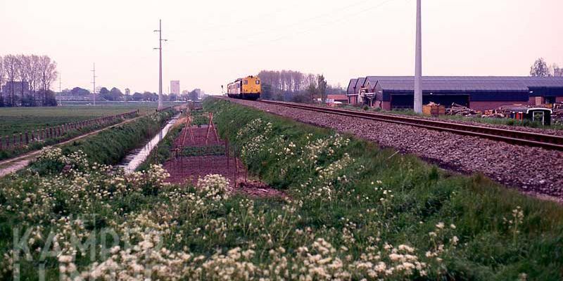 6a. Westenholte 8 mei 1988, rechts Klompenmakerij Van Vilsteren, op het spoor nadert de meettrein (foto L.J. Beumer)