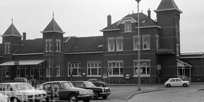 6b. Kampen 17 maart 1973: parkeerplaatsen naast het bussstation (foto J.G.C. van de Meene)