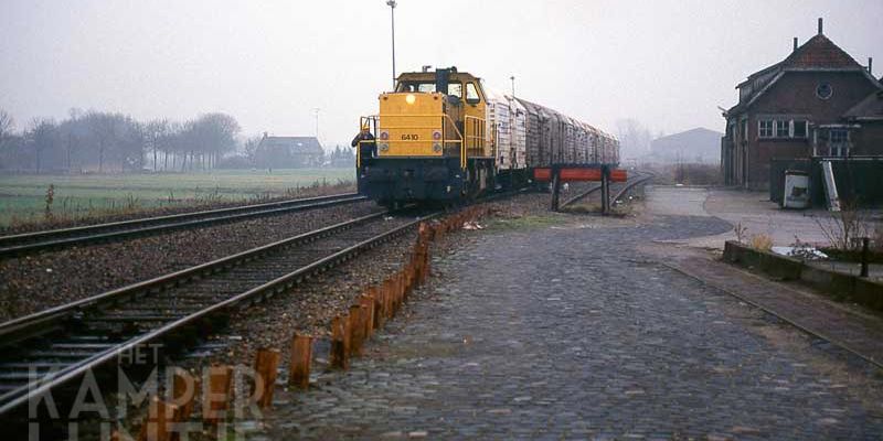 6b. Kampen 28 december 1989, NS 6410 aan het werk met rechts de voormalige exportslachterij (foto L.J Beumer)