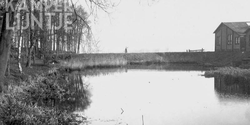 6c. Elburg, dam door gracht met rechts remise en links stadswal