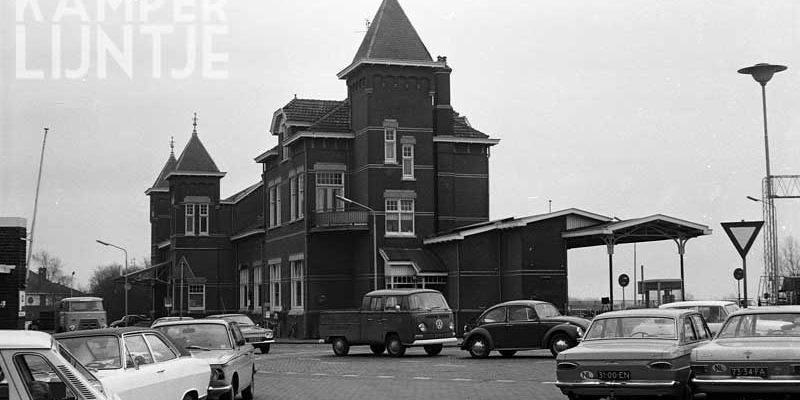 6c. Kampen 17 maart 1973, verkeersdrukte bij het station (foto J.G.C. van de Meene)