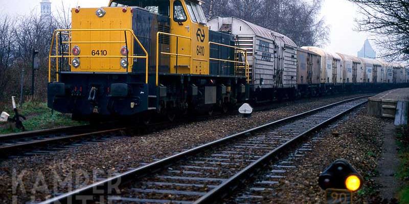 6c. Kampen 28 december 1989, NS 6410 op het tweede spoor bij station Kampen (foto L.J. Beumer)