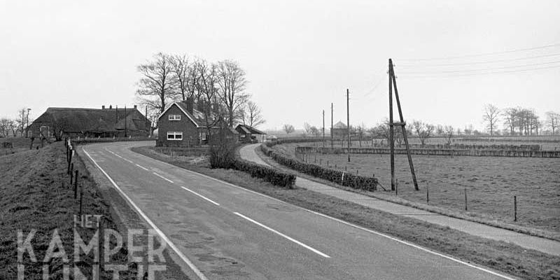 6c. De zogenaamde spoorhuisjes bij de voormalige halte Wilsummerveer, 11 februari 1967 (foto R. Ankersmit)