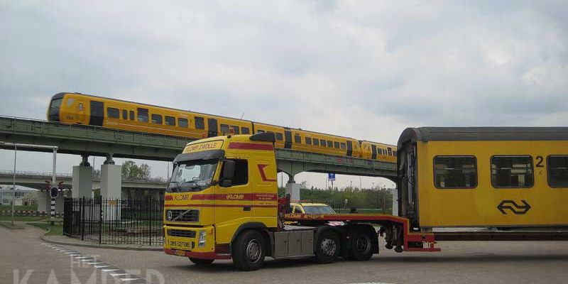 6e. Zwolle 14 april 2011, trein uit Kampen passeert hoog BK1 510 (foto R. Maneschijn)