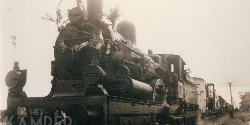 6. Mastenbroek 21 mei 1945, de Mastenbroek Express bij de voormalige halte (foto Jan Pelleboer)